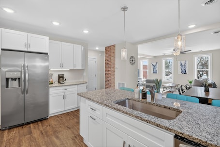 Fridge, microwave, oven, stovetop. Newly Renovated / Dog Friendly / Sleeps 6