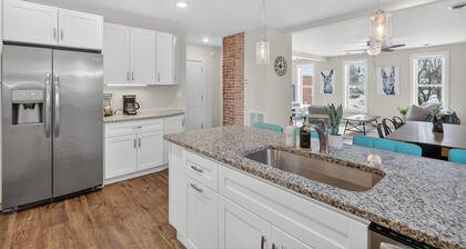 Newly Renovated / Dog Friendly / Sleeps 6