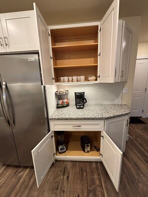 Een koelkast, een magnetron, een oven, een kookplaat