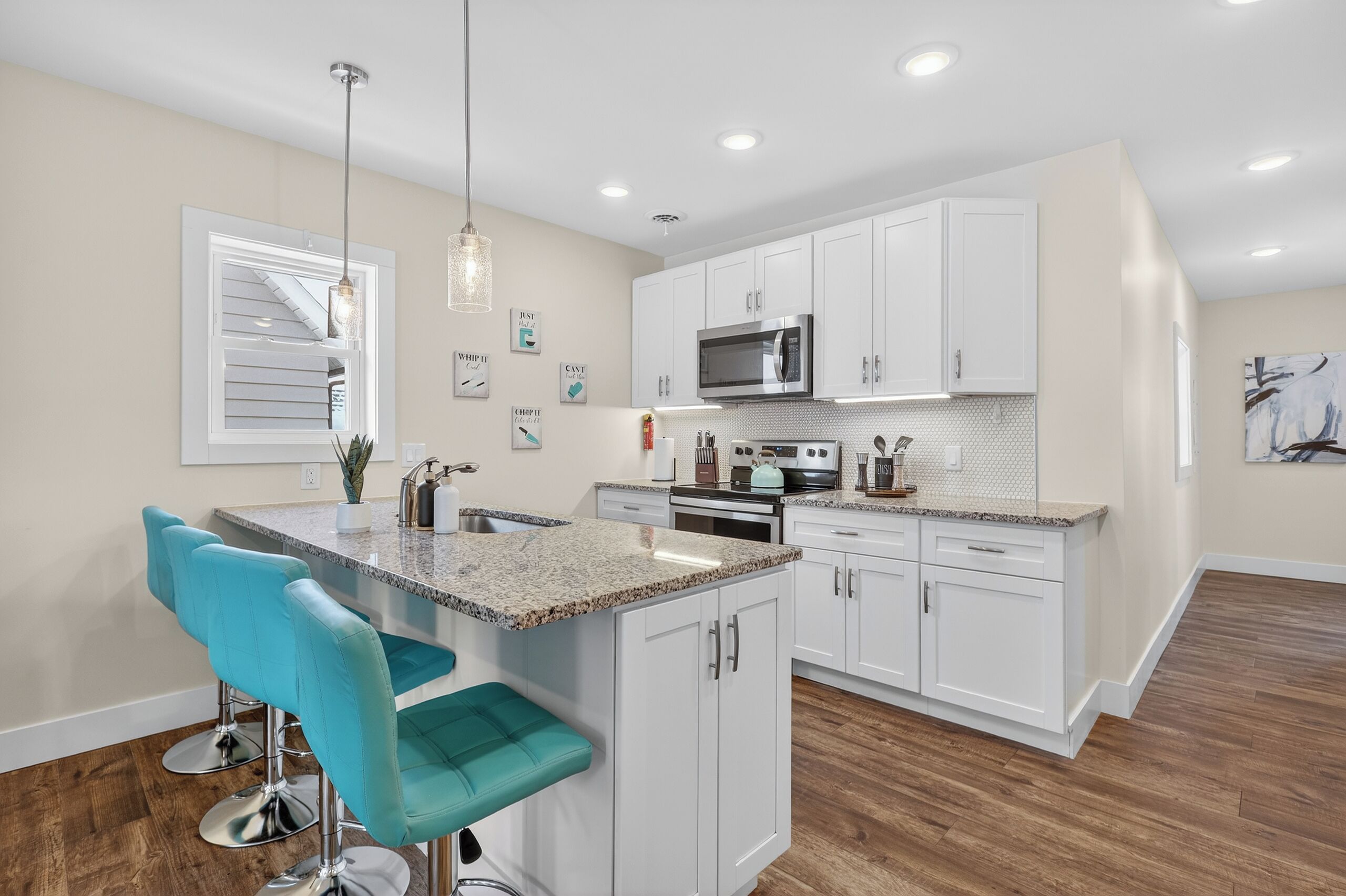 Réfrigérateur, micro-ondes, four, plaque de cuisson