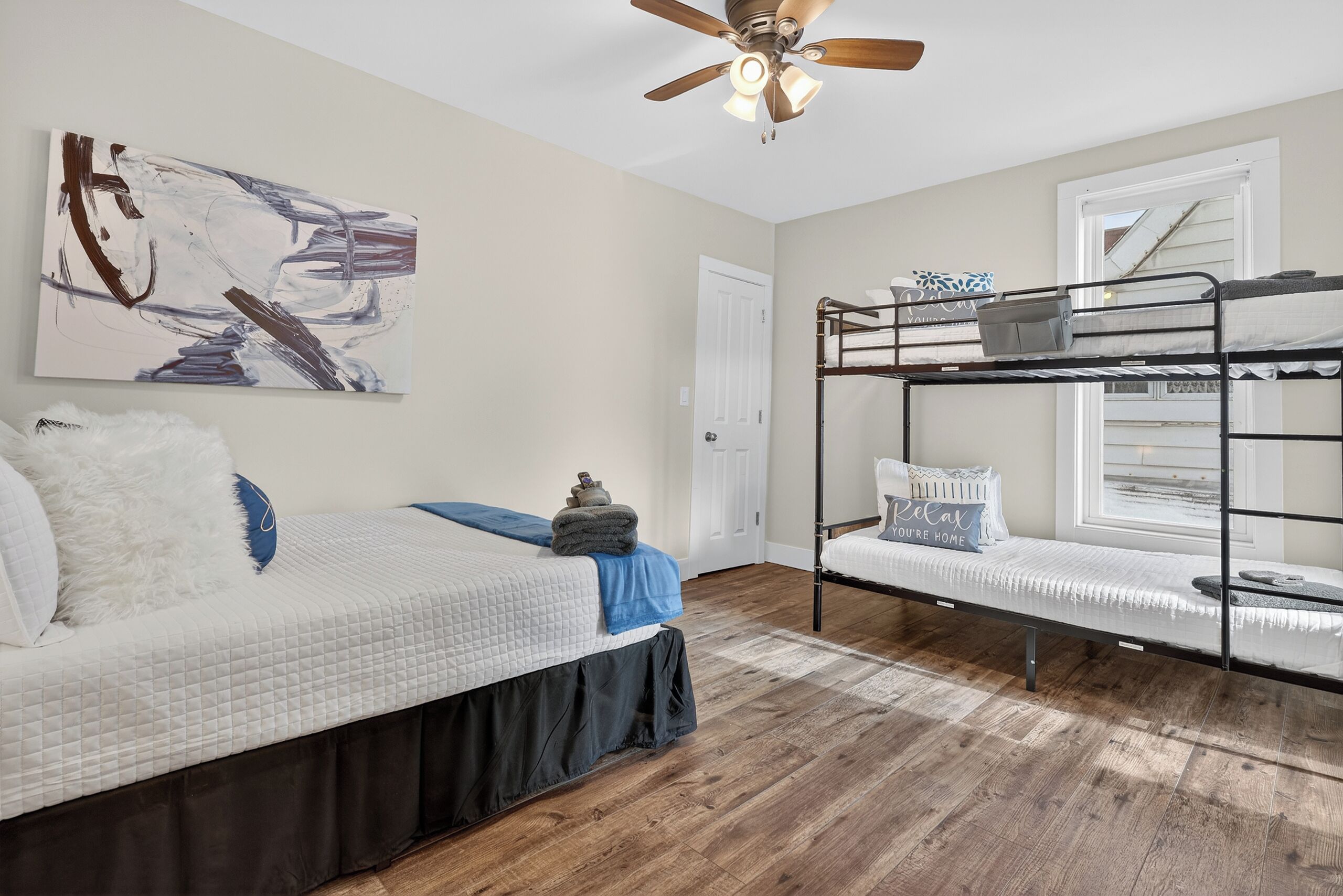 Tabla de planchar con plancha, wifi gratis, ropa de cama