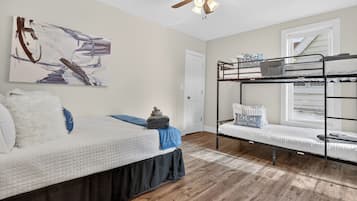 Tabla de planchar con plancha, wifi gratis, ropa de cama