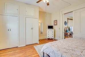 Escritorio, tabla de planchar con plancha, wifi y ropa de cama