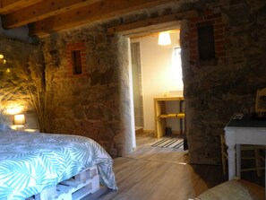 Bed sheets - Bed and breakfast La Loge 2 persons, in the countryside, 4 mn from A71/A714. (Verneix)