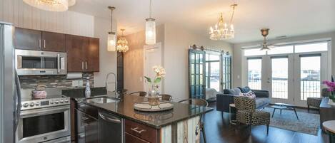 Réfrigérateur, micro-ondes, four, plaque de cuisson