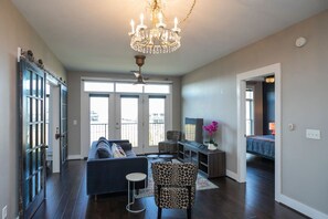 TV - Beautiful Condo in the Heart of Downtown Nashville (Nashville)