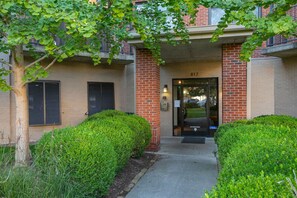 A building entrance with a brick facade, a door marked with the number 817, and a small pathway leading to the entrance. - Beautiful Condo in the Heart of Downtown Nashville (Nashville)