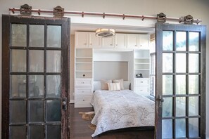 Desk, iron/ironing board, WiFi - Beautiful Condo in the Heart of Downtown Nashville (Nashville)