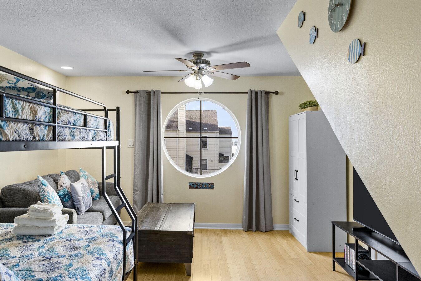 Bureau, fer et planche à repasser, lit parapluie, Wi-Fi