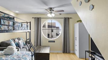 Bureau, fer et planche Ă repasser, lit parapluie, Wi-Fi