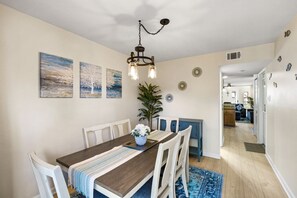 Dining - Elegant Lakefront Condo Showcasing Spectacular Views. (Kemah)