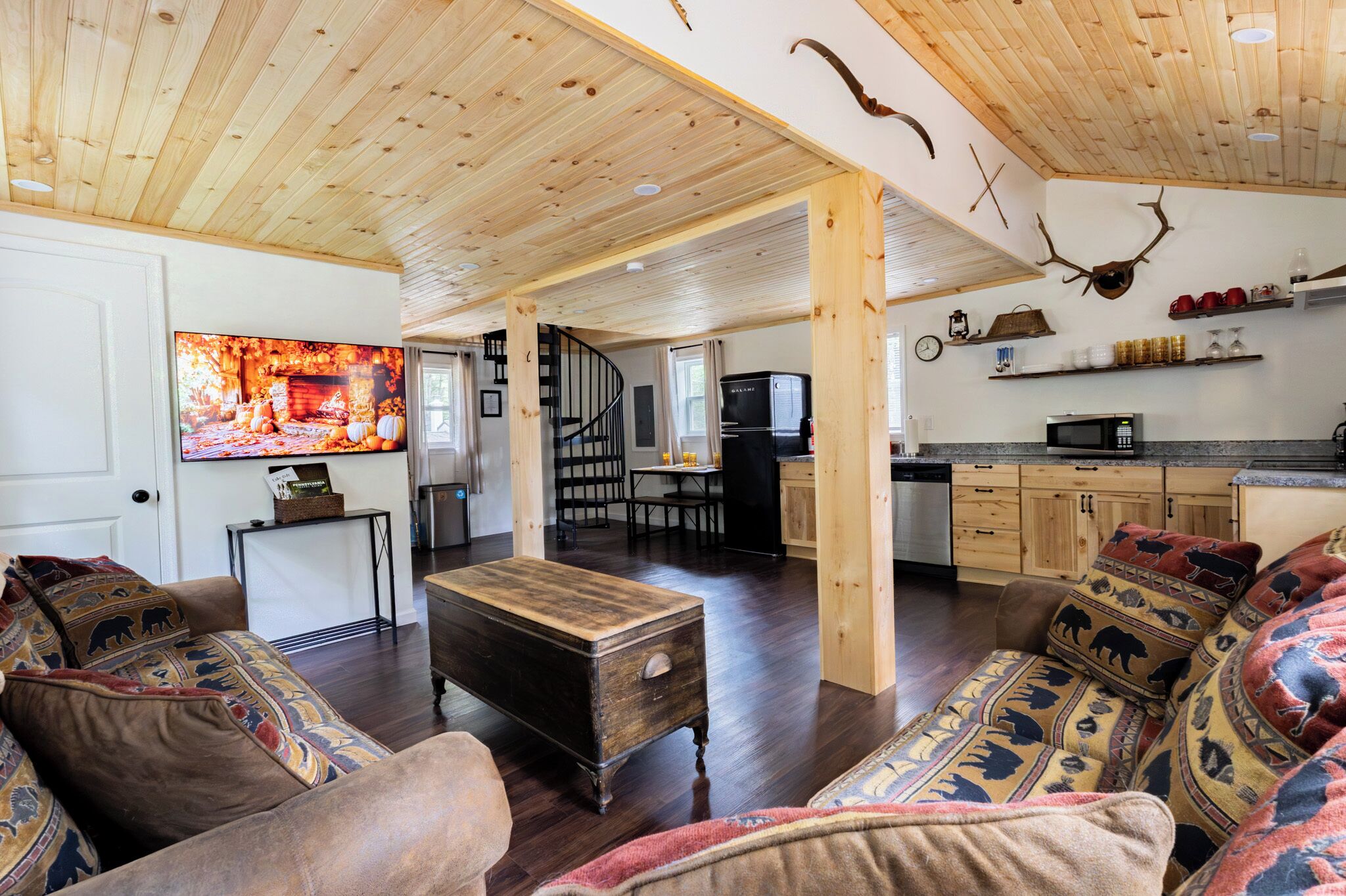 Een smart-tv, een open haard en boeken