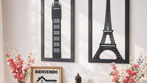 A wooden console with a framed welcome sign, a Buddha statue, and two vases with flowers. - Private rooms in the city center (Buenos Aires)
