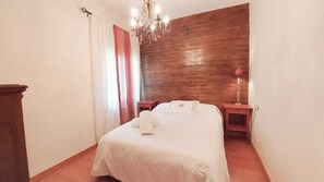 2 bedrooms, iron/ironing board, Internet, bed sheets - Your little house in the mountains (Castejón de Sos)