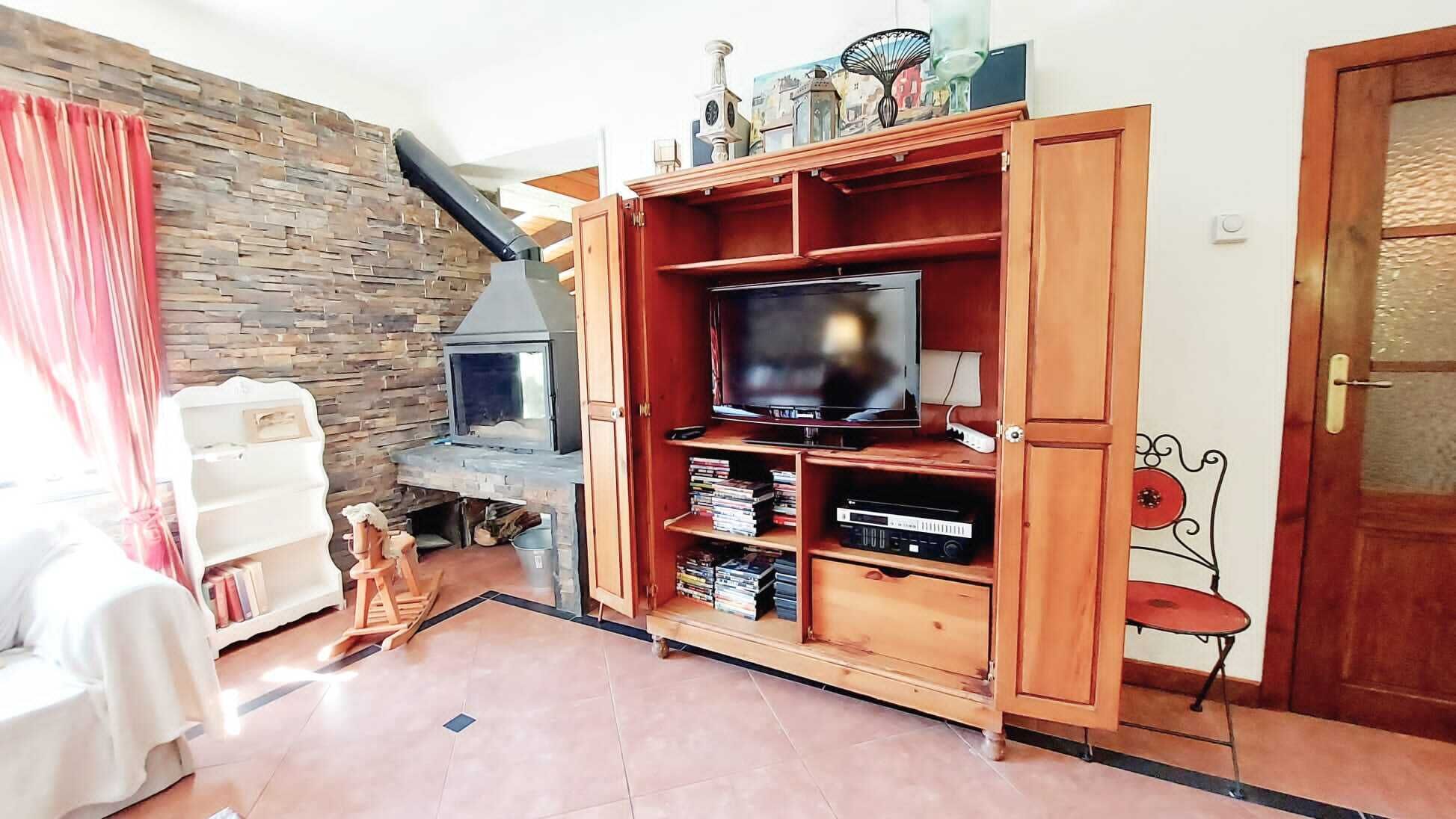 Una televisión, una chimenea