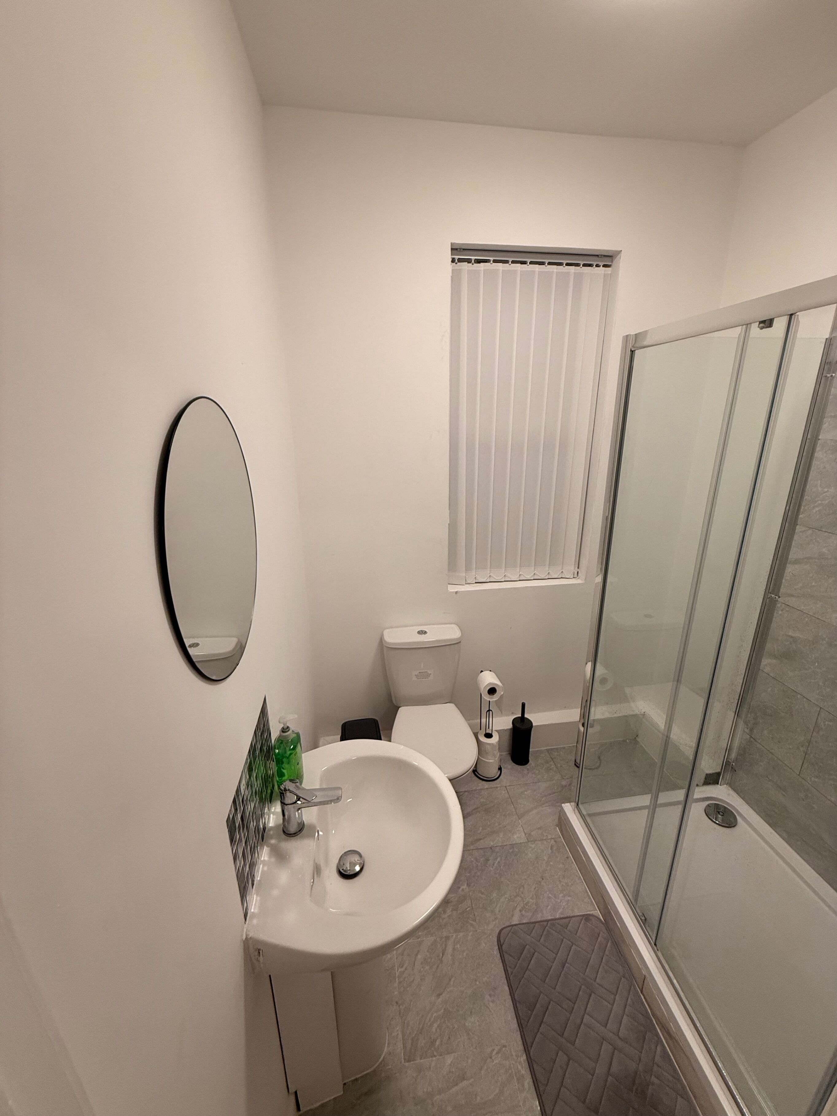 Dusj, hårføner og håndklær