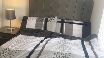 4 slaapkamers, een strijkplank/strijkijzer, gratis wifi, beddengoed