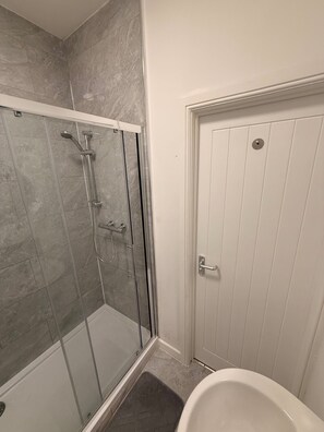 Shower, hair dryer, towels - Stylish Dream Home With 4 En-suite Bedrooms (Liverpool)