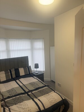 4 bedrooms, iron/ironing board, free WiFi, bed sheets - Stylish Dream Home With 4 En-suite Bedrooms (Liverpool)