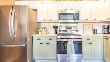 Geladeira, micro-ondas, fogão, cooktop