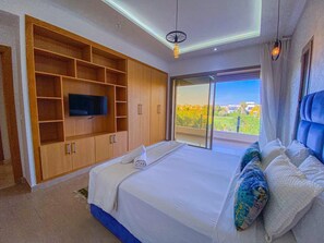 Tabla de planchar con plancha, wifi gratis y ropa de cama 