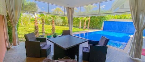 Piscine couverte, piscine extérieure