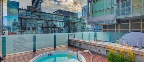 Tina de hidromasaje al aire libre