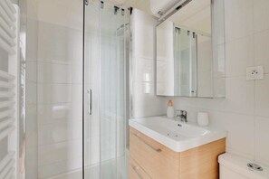 Shower, hair dryer, towels, shampoo - Studio Raspail Mabillon - Saint-Germain (Paris)