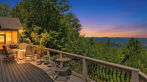 Outdoor dining - LUX Lodge - Sauna, Chef Kitchen+ Long Range Views! (Banner Elk)