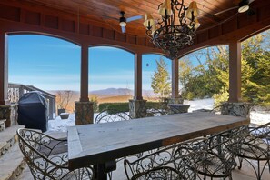 Outdoor dining - LUX Lodge - Sauna, Chef Kitchen+ Long Range Views! (Banner Elk)