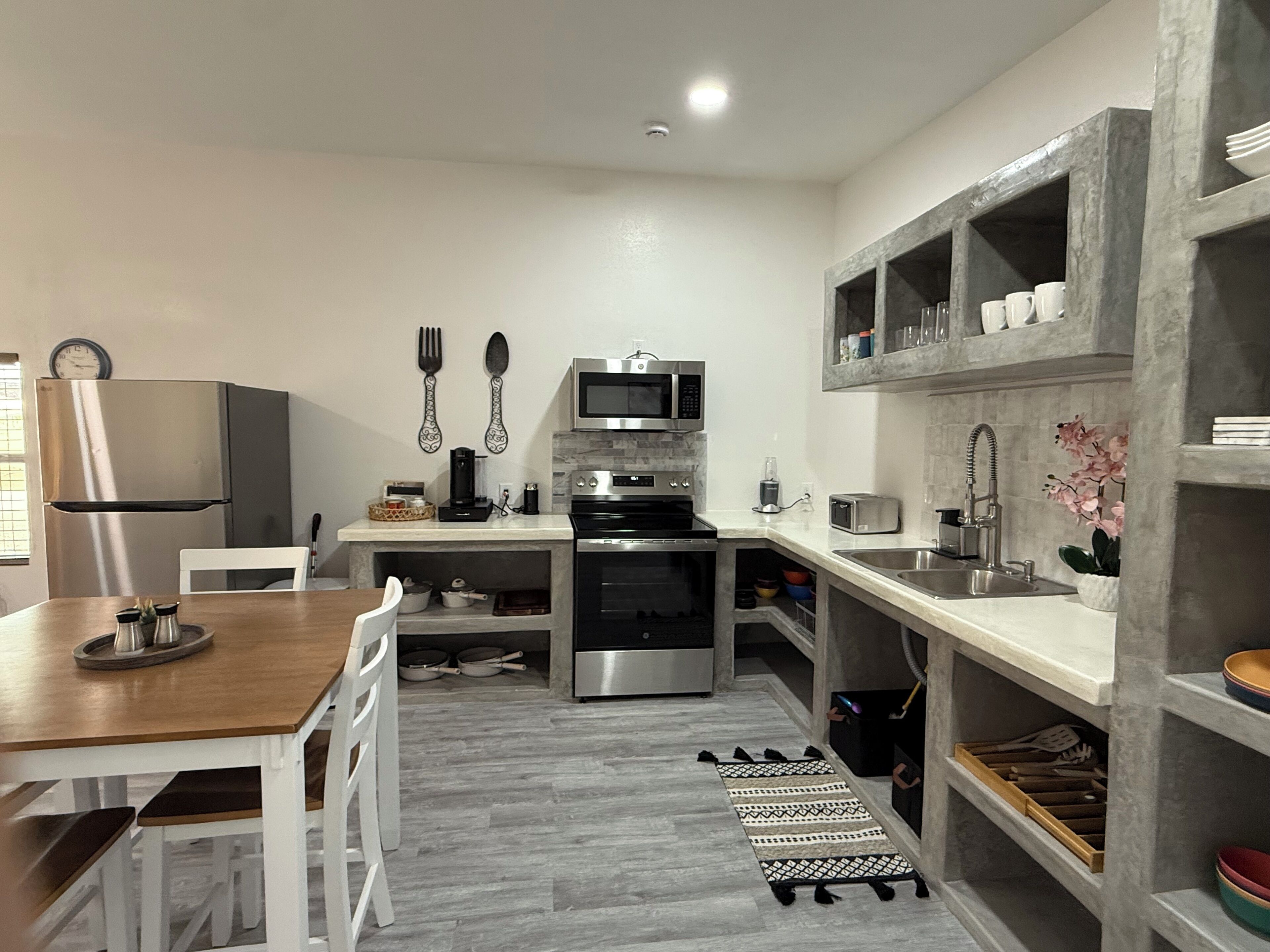 Réfrigérateur, four à micro-ondes, un four, surface de cuisson