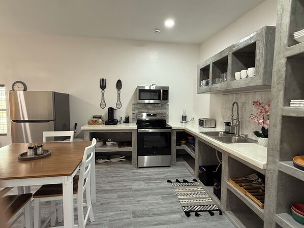 Jääkaappi, mikroaaltouuni, uuni, liesi