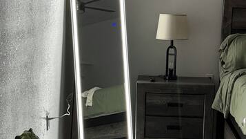 2 chambres, bureau, fer et planche à repasser, accès au Wi-Fi (inclus)