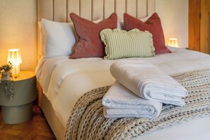 Iron/ironing board, WiFi, bed sheets - Luxury Period 7 Bed Mansion near Warner Bros (Watford)