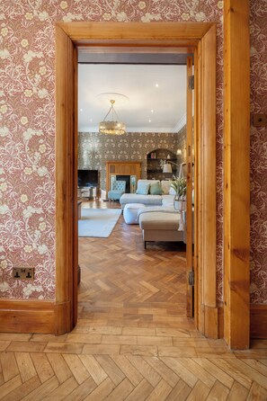 Living area - Luxury Period 7 Bed Mansion near Warner Bros (Watford)