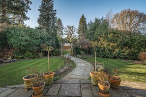 Property grounds - Luxury Period 7 Bed Mansion near Warner Bros (Watford)