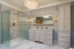 Shower, jetted bath, hair dryer, bidet - Luxury Period 7 Bed Mansion near Warner Bros (Watford)