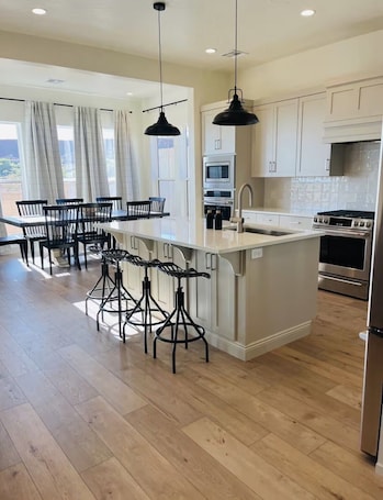 Private kitchen. Excellent 5-bedroom house with AC in charming Washington