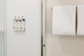 Hochwertige Bettwaren, Betten mit Memory-Foam-Matratzen, Zimmersafe
