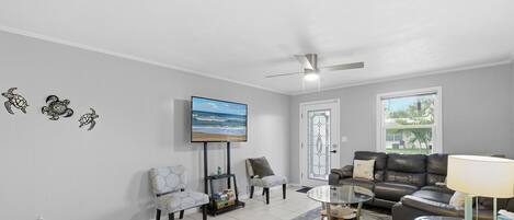 Casa, diversos llits, cuina, vistes al jardí (Sun and Fun- Tranquil Turtle) | Sala d'estar