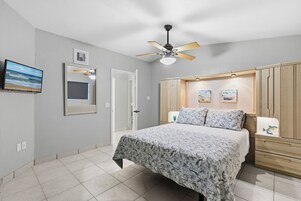 House, Multiple Beds, Kitchen (Sun and Fun- Dolphin Diversion) | 3 bedrooms, individually decorated, individually furnished