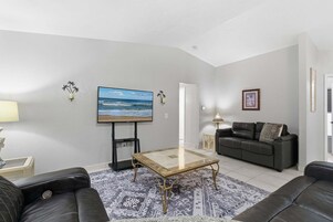 House, Multiple Beds, Kitchen (Sun and Fun- Dolphin Diversion) | Living area