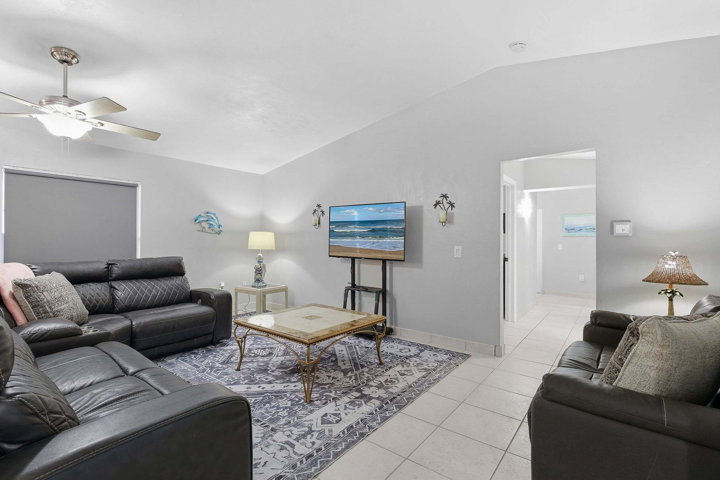 House, Multiple Beds, Kitchen (Sun and Fun- Dolphin Diversion) | Living area