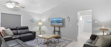 House, Multiple Beds, Kitchen (Sun and Fun- Dolphin Diversion) | Living area