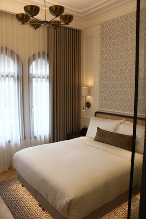 Minibar, iron/ironing board, free WiFi - L'Union Han Istanbul, Vignette Collection by IHG (Beyoğlu)