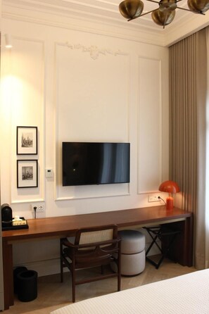 Minibar, iron/ironing board, free WiFi - L'Union Han Istanbul, Vignette Collection by IHG (Beyoğlu)