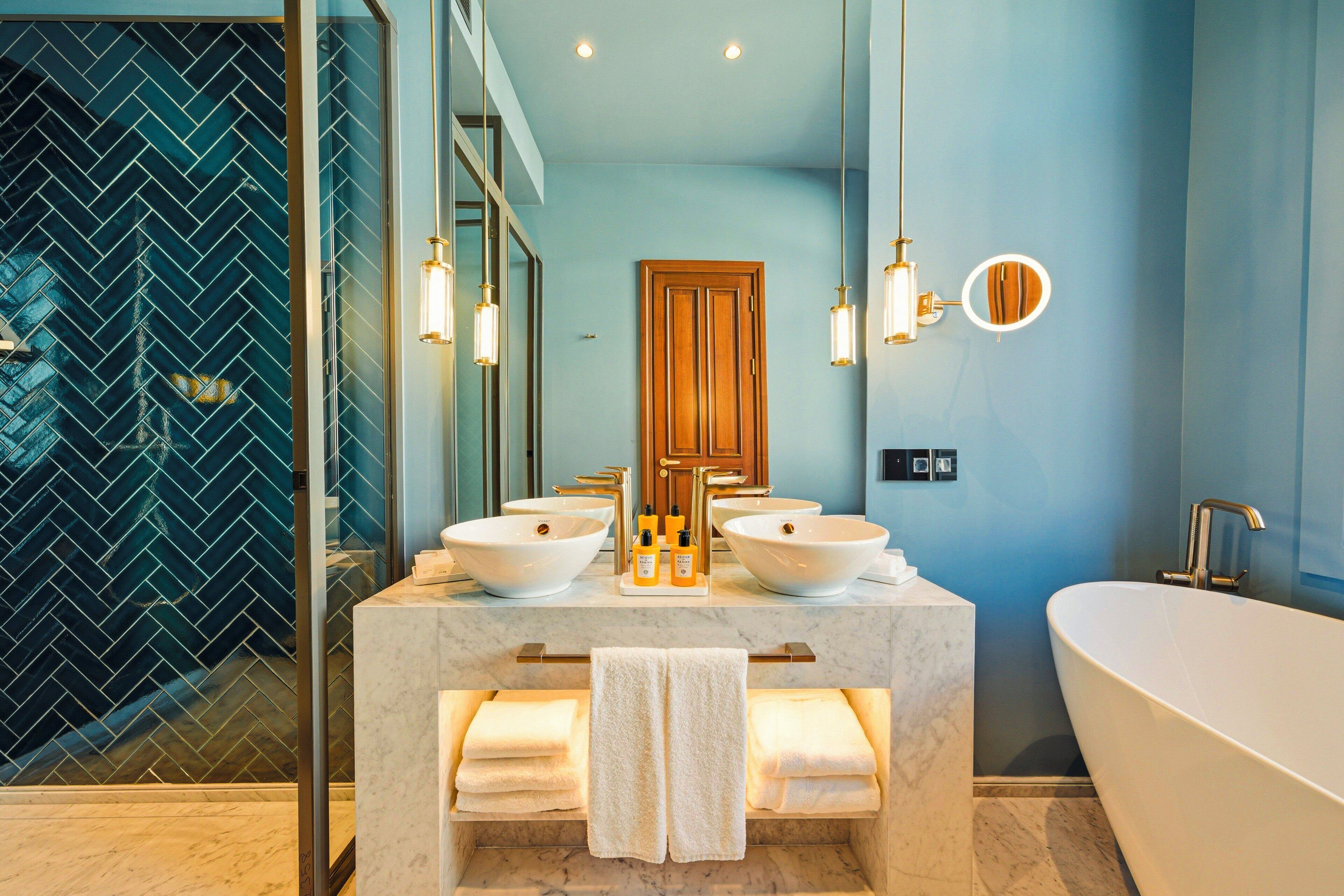 Grand Room, 1 King Bed | Bathroom