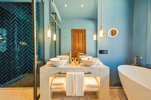 Grand Room, 1 King Bed | Bathroom