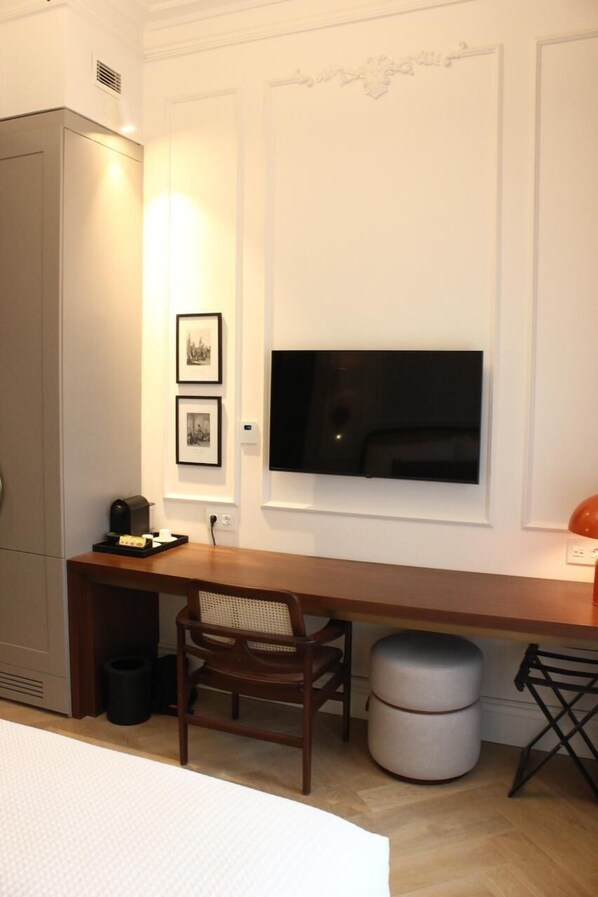 Minibar, iron/ironing board, free WiFi - L'Union Han Istanbul, Vignette Collection by IHG (Istanbul)