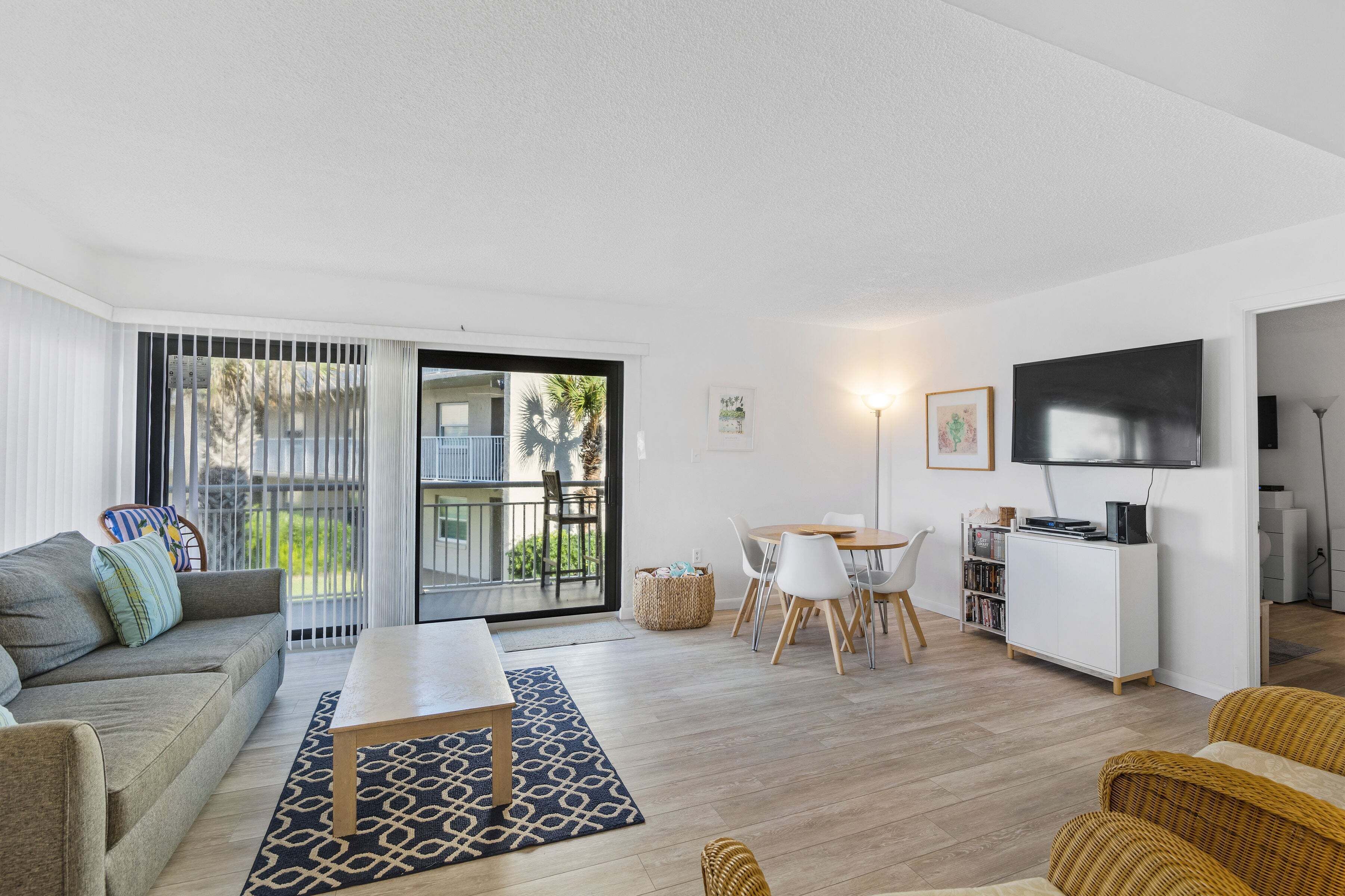 Apartment, 1 Queen-Bett und Schlafsofa, Terrasse, Meerblick (Seaward D-102) | Wohnbereich